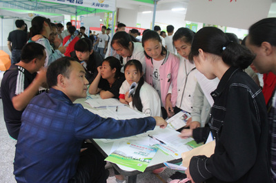 恩施市屯堡中學(xué)開(kāi)展2017年建檔立卡貧困戶家庭子女接受職業(yè)教育宣傳活動(dòng)